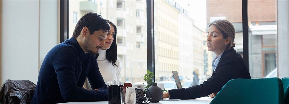 three people in meeting - Handelsbanken.se